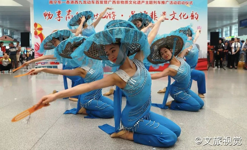 搭乘首發(fā)高鐵，海真珠珍珠粉抵達(dá)東方明珠